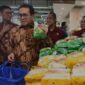 Mendag Budi Santoso saat meninjau pelaksanaan program Friday Mubarak di gerai ritel TipTop, Jakarta (Foto: Antara)
