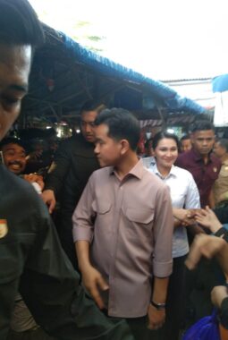 Wapres Gibran Blusukan ke Pasar Gamalama Ternate: Dialog Hangat dengan Pedagang, Dampingi Gubernur Sherly Tjoanda Laos dan Wakilnya